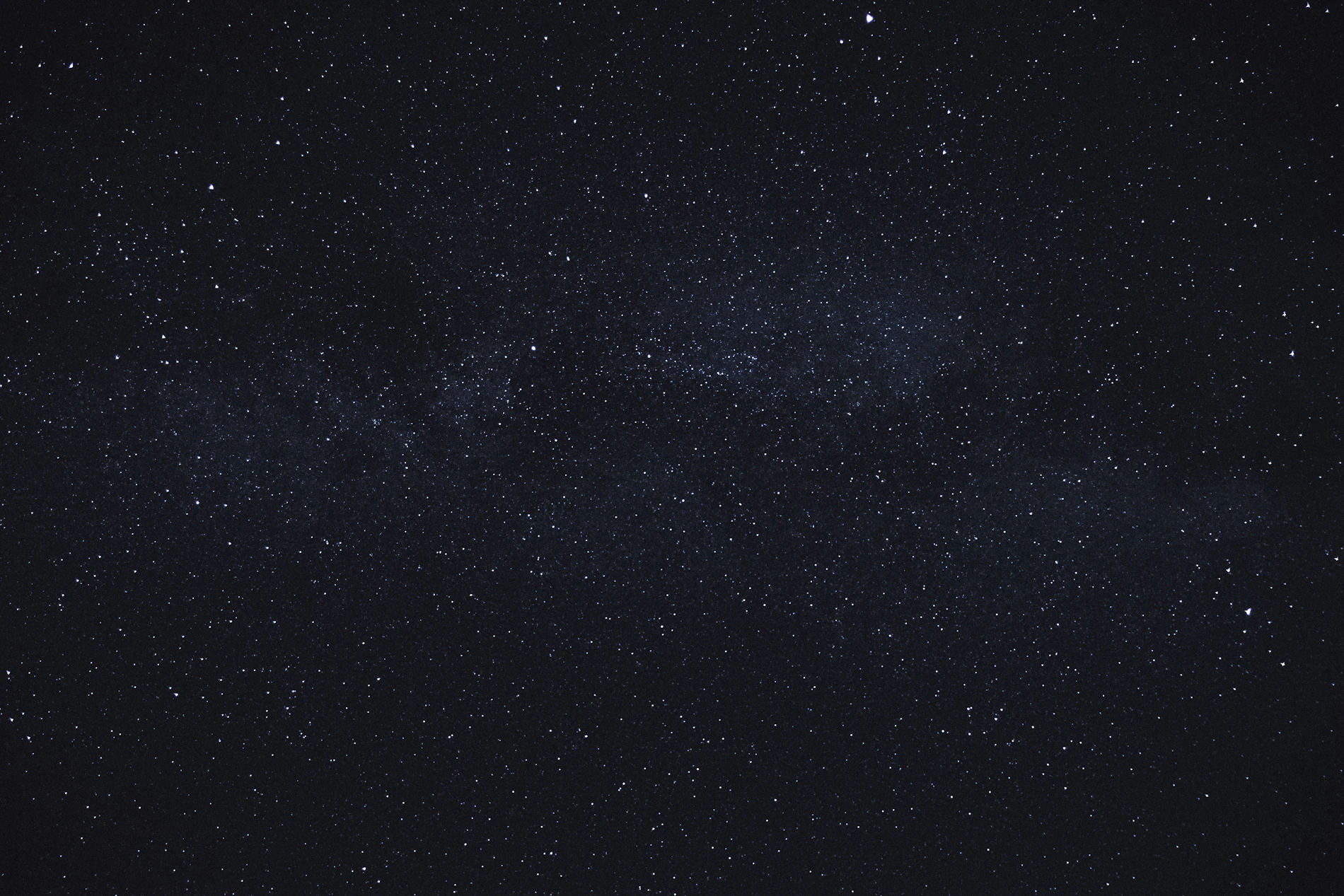 Nebulosa violeta com pontos dourados de luz